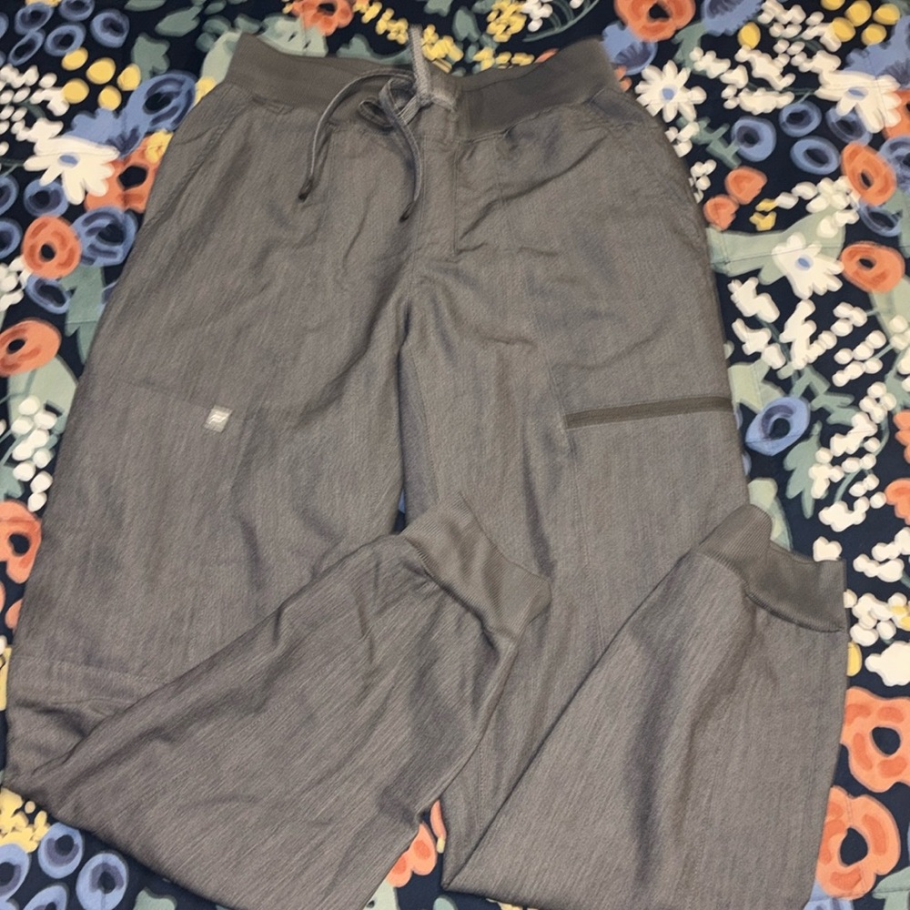 Fabletics scrubs set - Picture 3 of 3